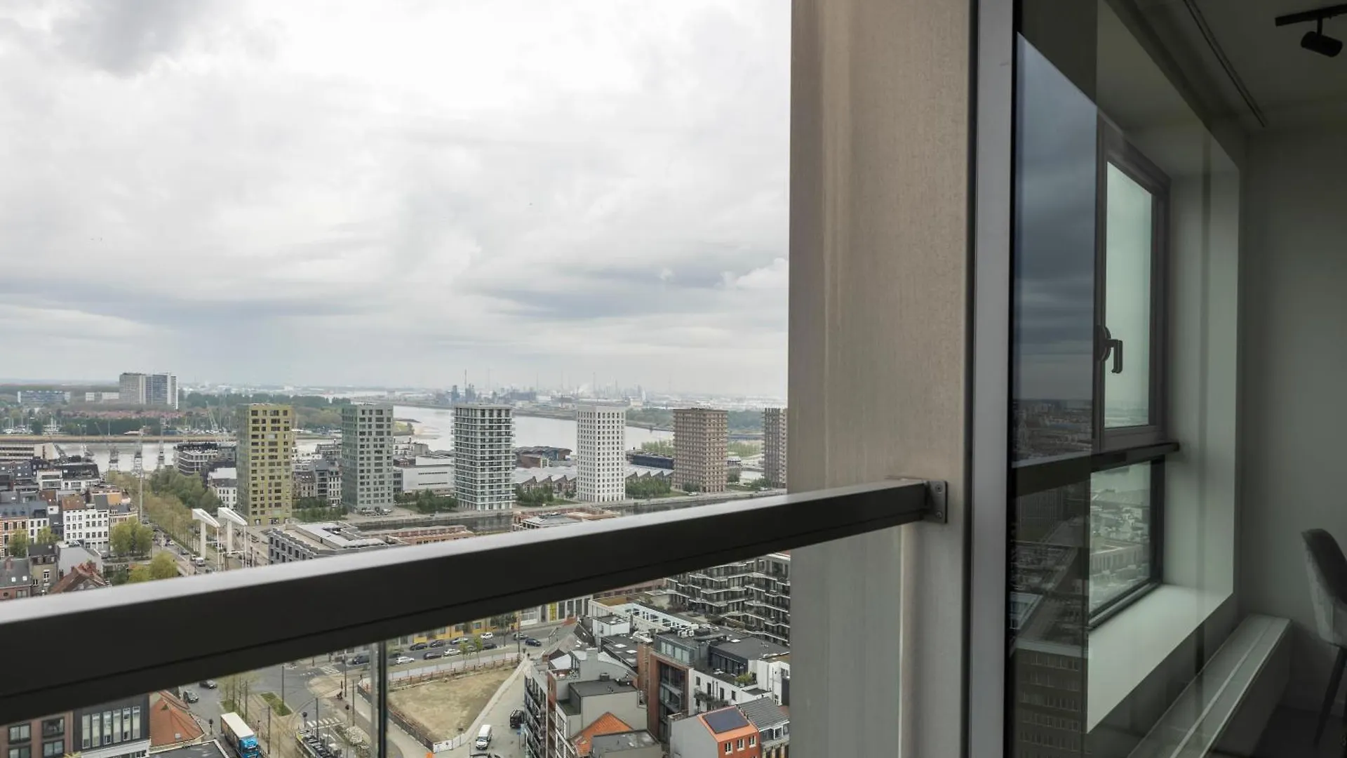 Uniek Appartement - Mooiste En Hoogste Uitzicht Op Antwerpen! - Incl Gratis Parking Anversa